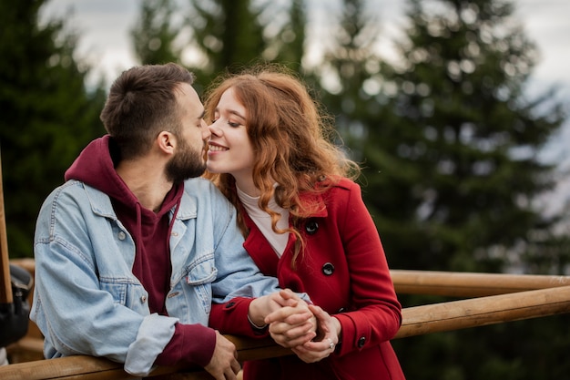 Feliz pareja siendo cariñoso