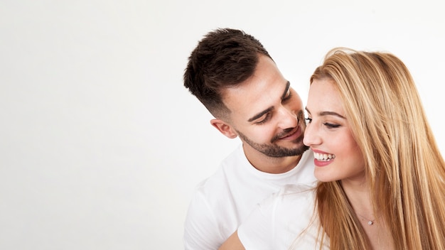 Feliz pareja sobre fondo blanco