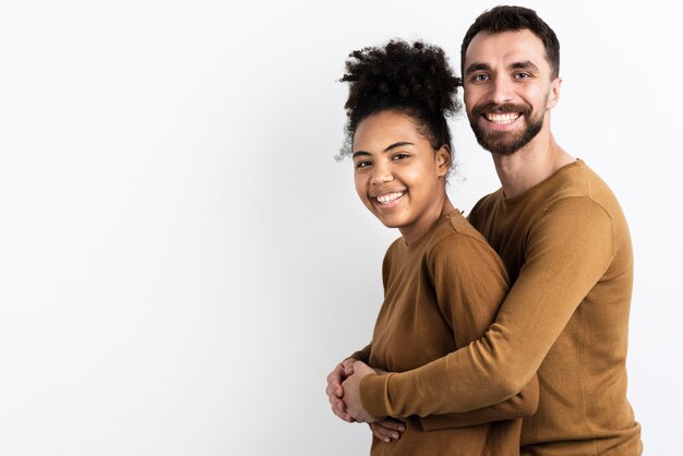 Feliz pareja sonriendo abrazados