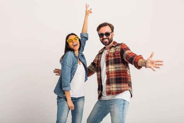 Foto gratuita feliz pareja sonriente aislado en blanco studio