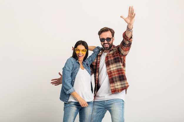 Feliz pareja sonriente bailando en fiesta aislado en blanco studio