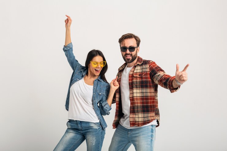 Foto gratuito feliz pareja sonriente bailando en fiesta aislado en blanco