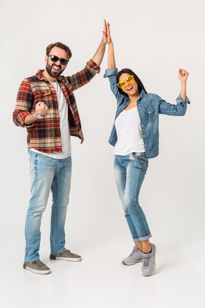 Feliz pareja sonriente dando equipo de cinco ganadores aislado en blanco studio