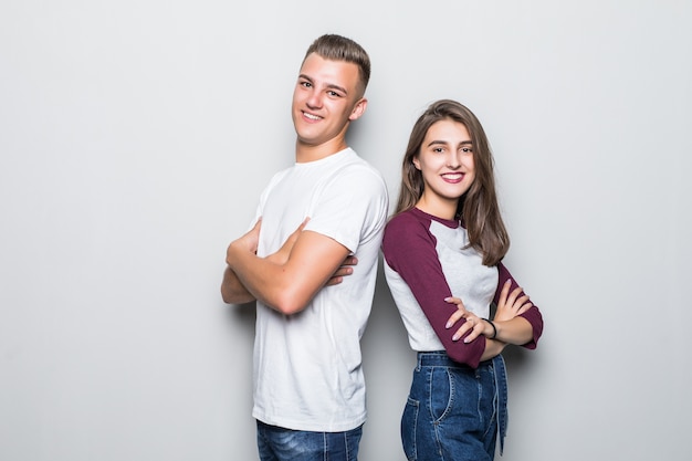 Feliz pareja sonriente joven chico y chica aislado en blanco