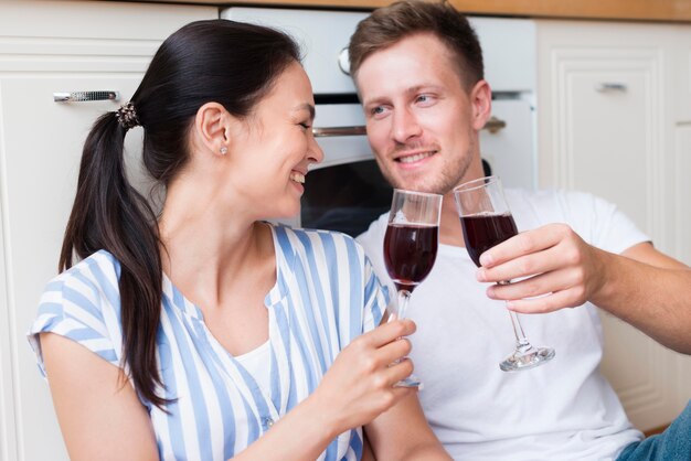 Feliz pareja sosteniendo copas