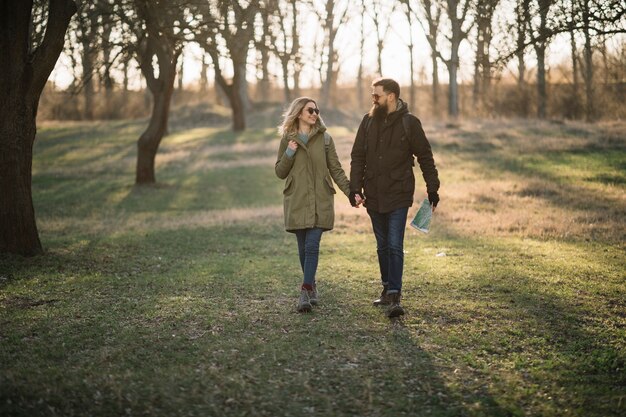 Feliz pareja tomados de la mano en la naturaleza