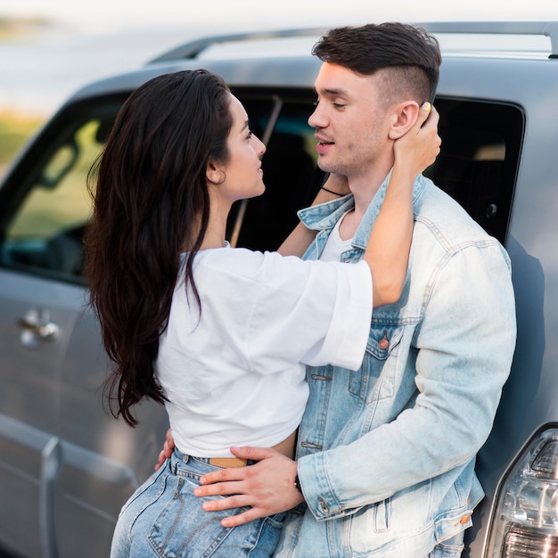 Feliz pareja de turistas abrazándose