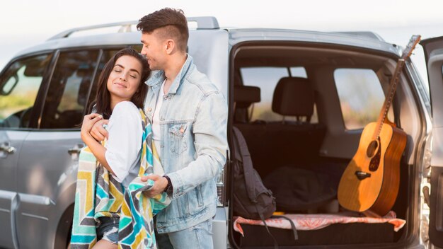 Feliz pareja de turistas y su guitarra