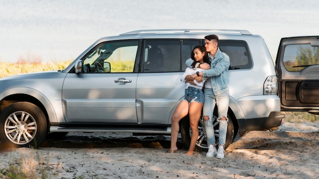 Feliz pareja de turistas tiro largo