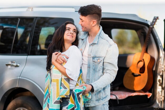 Feliz pareja de turistas viajando juntos