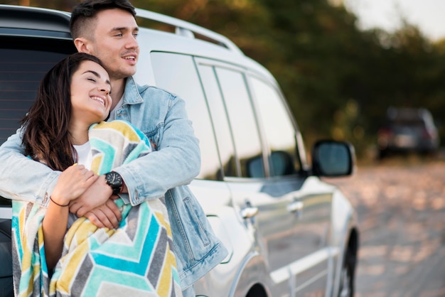 Feliz pareja de turistas en un viaje por carretera