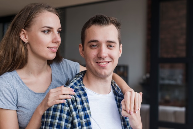 Feliz pareja de unión en el apartamento