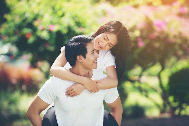 Feliz pareja de vacaciones se disfrutan en el parque