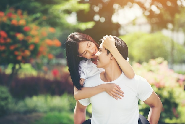 Feliz pareja de vacaciones se disfrutan en el parque