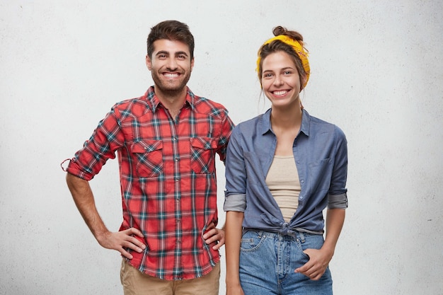 Foto gratuita feliz pareja vestida casualmente posando