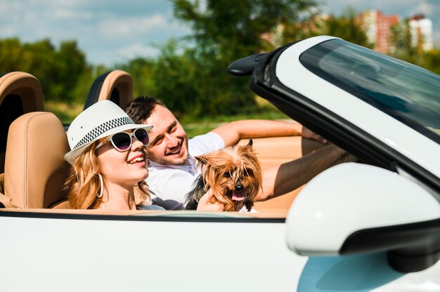 Feliz pareja viajando con perro