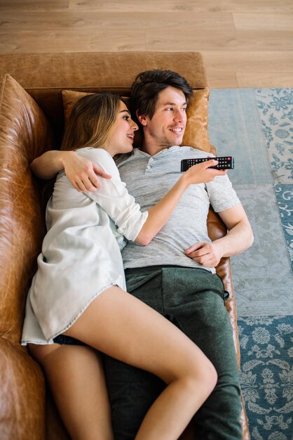 Feliz pareja viendo la televisión