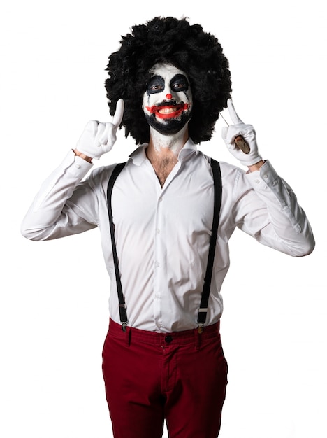 Foto gratuita feliz payaso asesino con cuchillo