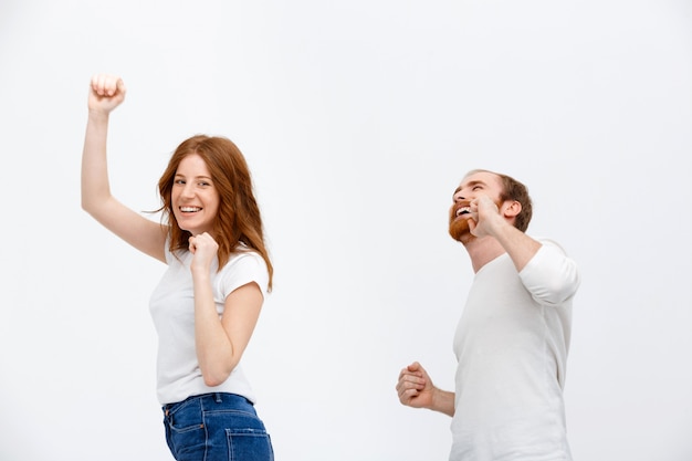 Feliz pelirrojo adulto hombre y mujer bailando