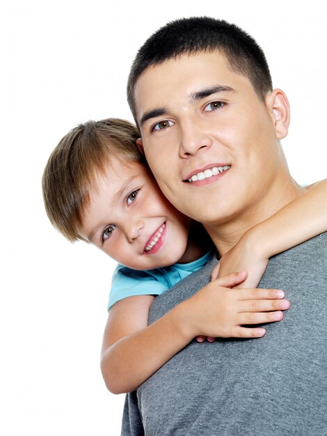 Feliz retrato de padre e hijo