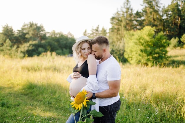 Feliz retrato de pareja amorosa en un paseo por el parque en un día soleado.