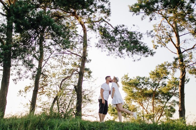 Feliz retrato de pareja amorosa en un paseo por el parque en un día soleado.