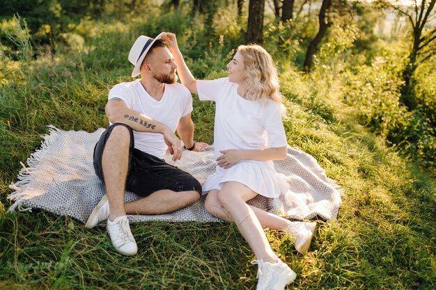 Feliz retrato de pareja amorosa en un paseo por el parque en un día soleado.