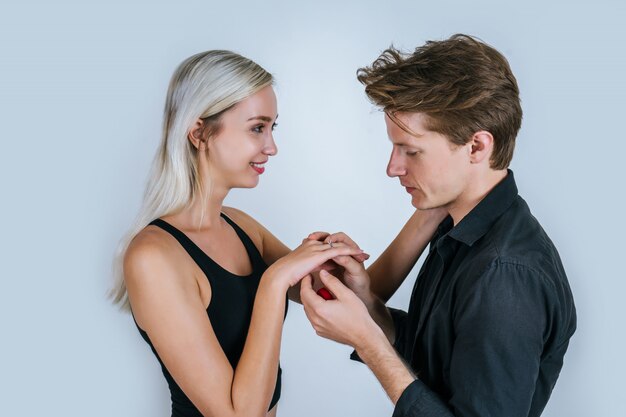 Feliz retrato de pareja sorpresa matrimonio