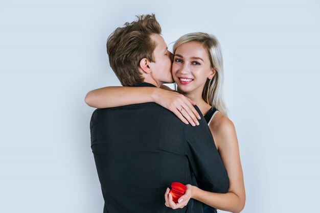 Feliz retrato de pareja sorpresa matrimonio