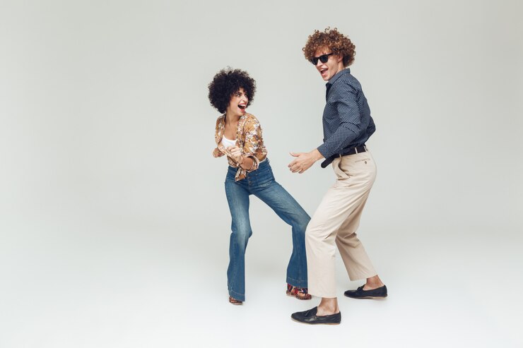 Foto gratuito feliz retro amorosa pareja bailando.