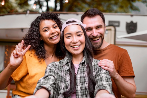 Foto gratuita feliz selfie amigos aventureros