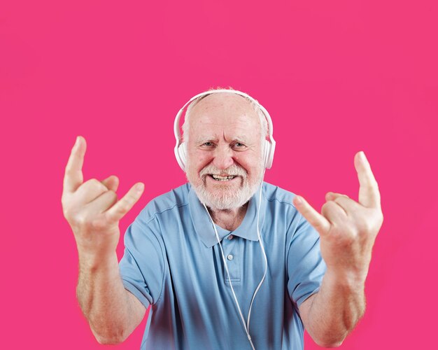 Feliz senior le gusta la música rock and roll