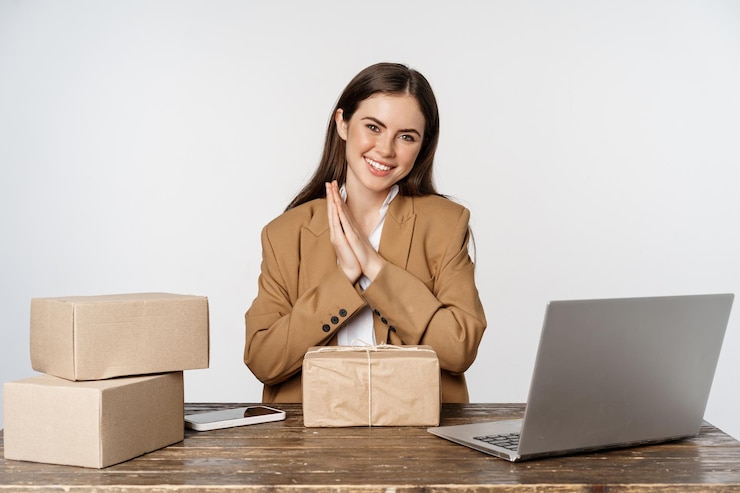 Foto gratuito feliz sonriente empresaria propietaria de una pequeña empresa que trabaja con pedidos de clientes en el sitio web...