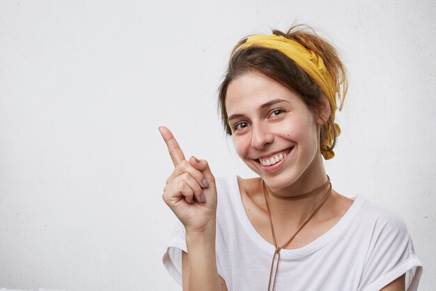 Feliz sonriente hermosa mujer con pañuelo amarillo