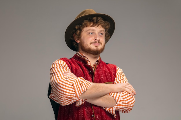 Foto gratuita feliz sonriente hombre vestido con traje tradicional austríaco o bávaro gesticulando aislado en gris