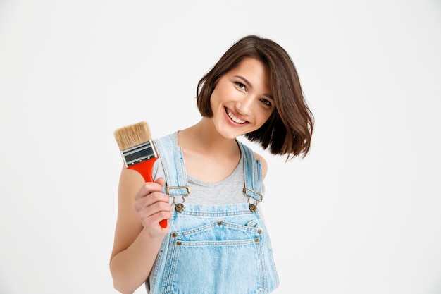 Foto gratuita feliz, sonriente mujer creativa con pincel