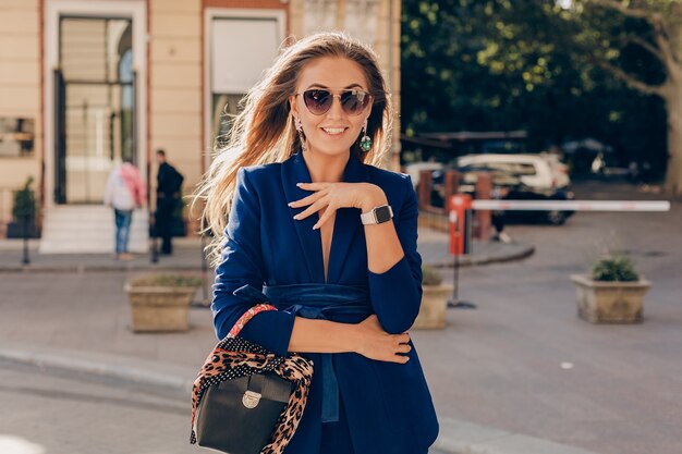 Feliz sonriente mujer elegante en traje de estilo elegante con bolso de moda