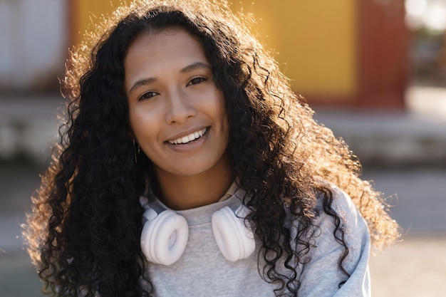 feliz, sonriente, mujer joven, aire libre, con, auriculares