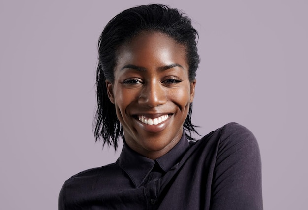 Feliz sonriente mujer negra viste camisa sobre un fondo violeta