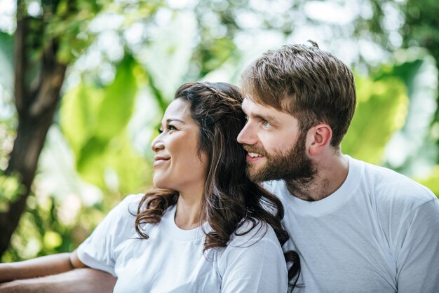 Feliz sonriente pareja diversidad en el momento de amor juntos