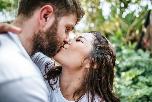 Feliz sonriente pareja diversidad en el momento de amor juntos