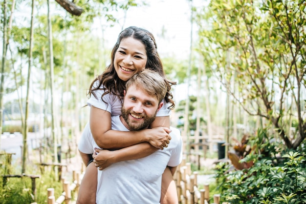 Feliz sonriente pareja diversidad en el momento de amor juntos