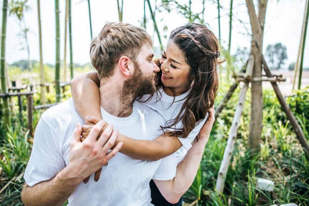 Feliz sonriente pareja diversidad en el momento de amor juntos