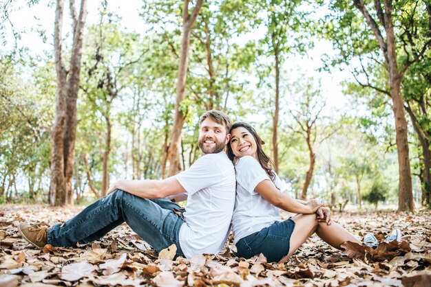 Feliz sonriente pareja diversidad en el momento de amor juntos