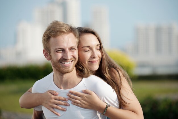 Feliz en su abrazo