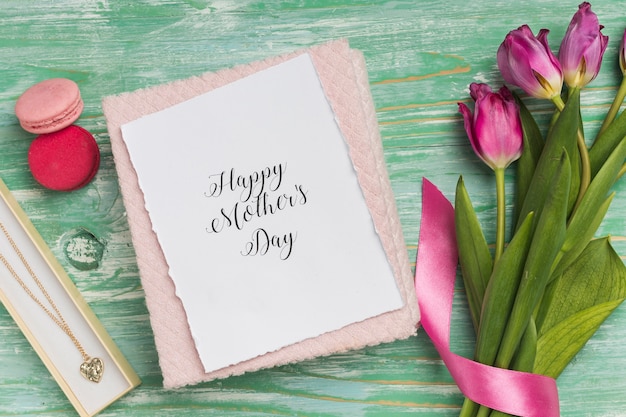 Foto gratuita feliz tarjeta del día de la madre con tulipanes