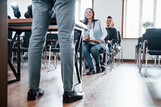 Feliz de verlos a todos aquí. Grupo de personas en conferencia de negocios en el aula moderna durante el día