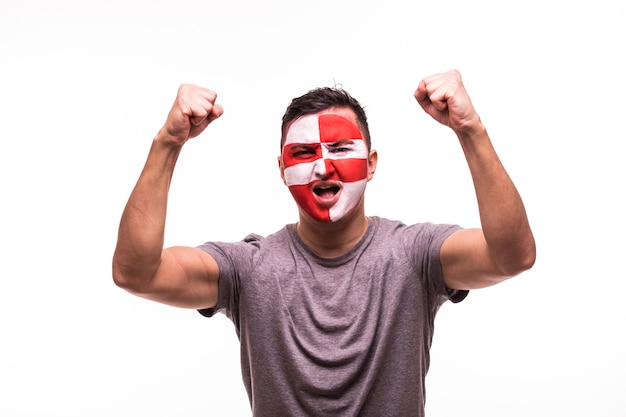 Feliz victoria grito hombre ventilador apoyo equipo nacional de Croacia con cara pintada aislado sobre fondo blanco.