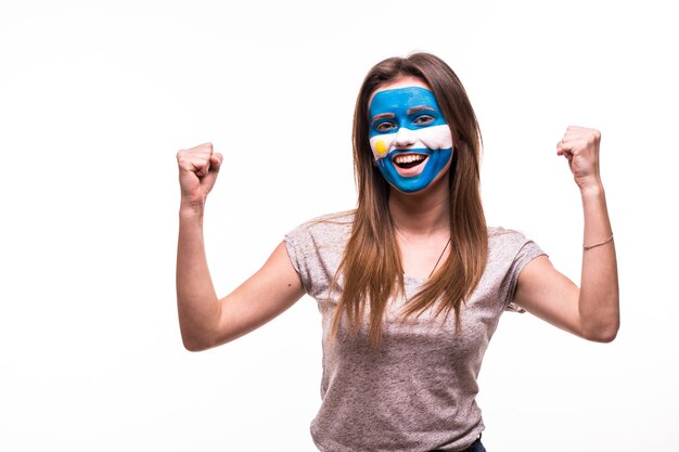 Feliz victoria grito mujer ventilador apoyo equipo nacional de Argentina con la cara pintada aislado sobre fondo blanco.