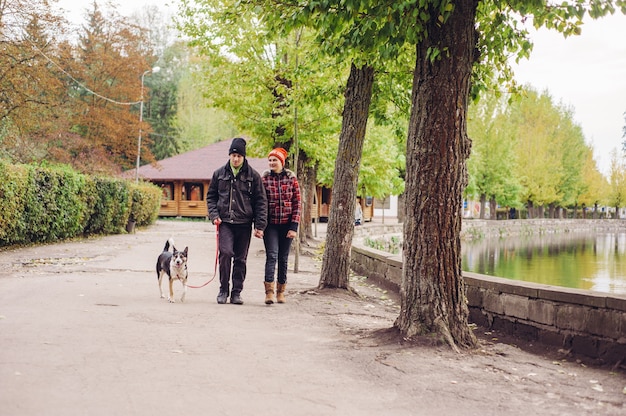 femenina pareja humana moderno parque